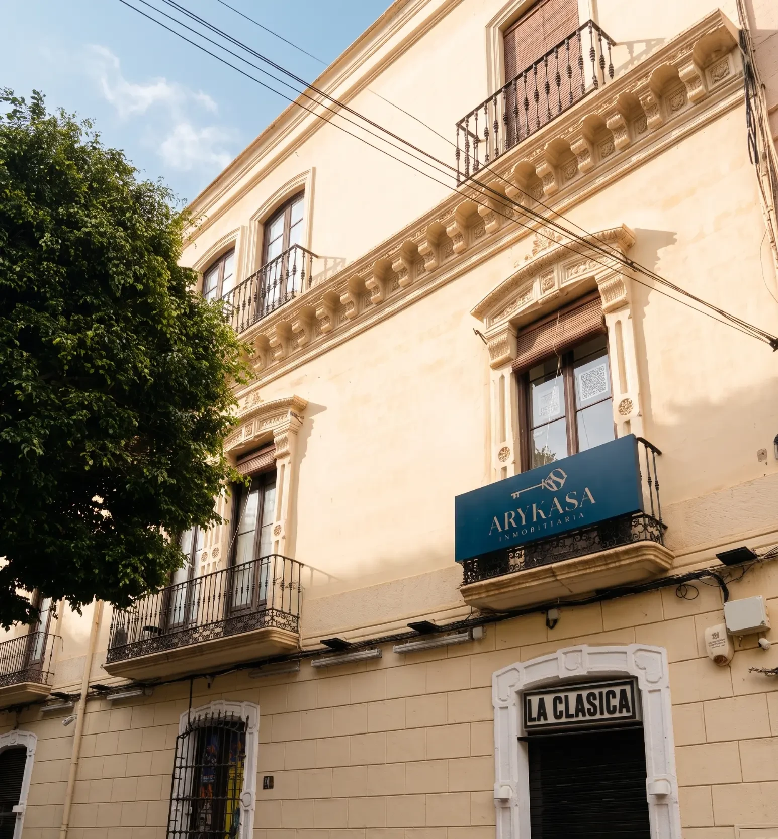 Fachada del edificio de la oficina de Arykasa con su cartel